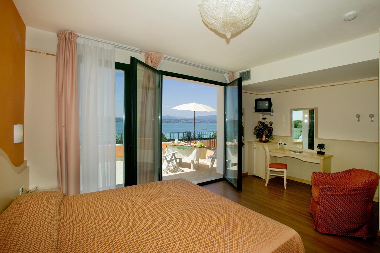 Hotel La Rondine Sirmione Exterior foto